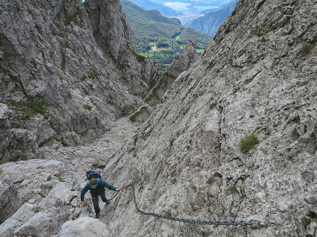 grigne032.jpg - Dann geht es mal rechts ab und wird ein Eck alpiner. Und Ketten natürlich.