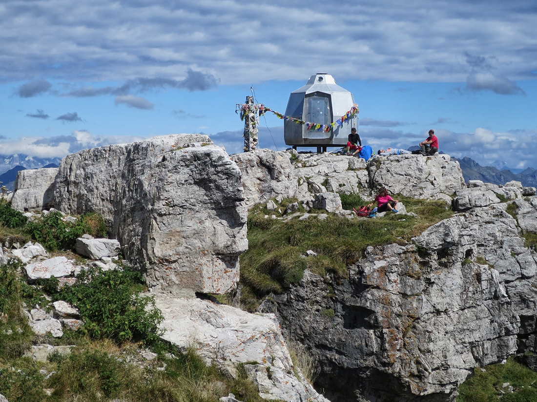grigne040.jpg - Am Gipfel steht eine Raumkapsel. Mehr zum Spaß als zum Zweck. 