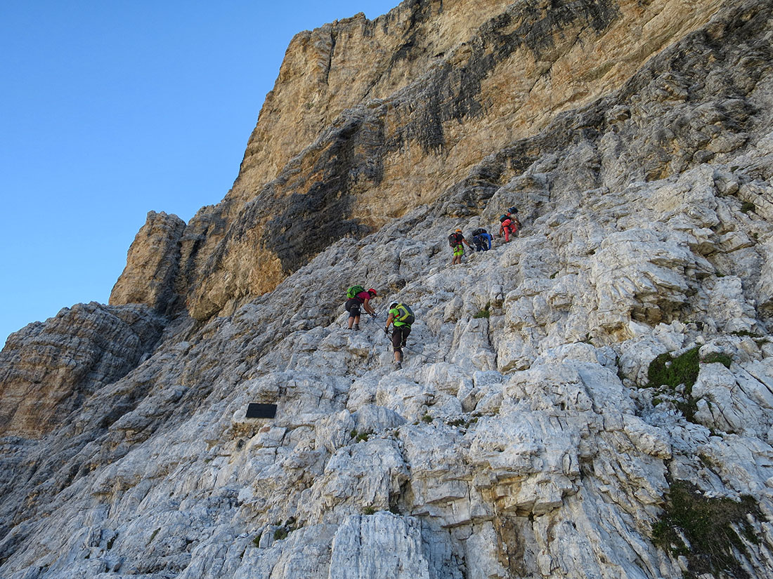 rozes009.jpg - Nach dem Tunnel zunächst mäßig schwieriges, gestuftes Gelände.                               