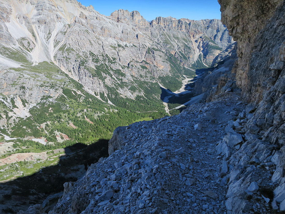 rozes015.jpg - Die Bänder sind leicht zu gehen, teilweise gesichert wo es ausgesetzt ist. Das schöne Travenanzestal in Postkartenansicht.                               