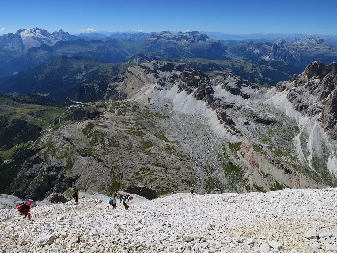 rozes050.jpg - Runter geht's den steilen Schotter vor einer unübertroffenen Kulisse.                               