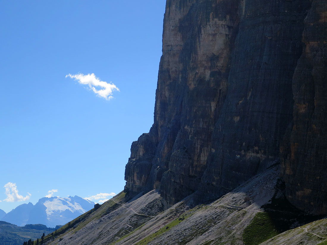 rozes060.jpg - Am Nachmittag verwandelt sich die Südwand in eine dunkle, Erfurcht einflößende Mauer.                               