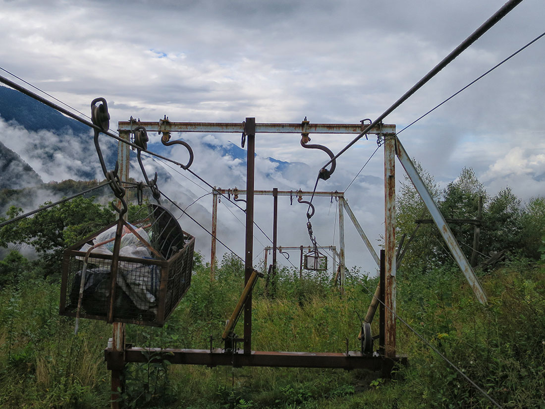 tracc022.jpg - Die klapprige, alte, kilometerlange Materialseilbahn, die bis in das Dorf Codera reicht. In einem Vordorf ist eine Zwischenstation. Unglaublich, dass so dutzende Haushalte versorgt werden können.                               