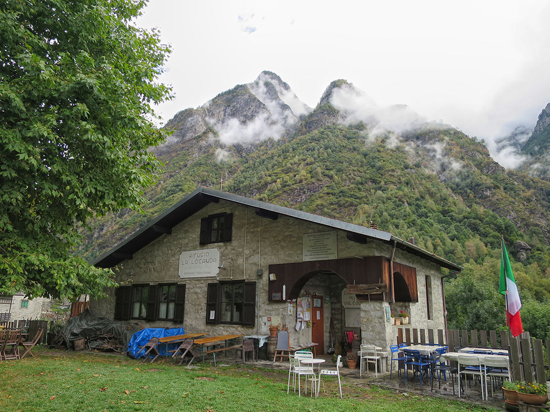 tracc030.jpg - Hier gibt's auch ein Wirtshaus. Los war nix mehr.