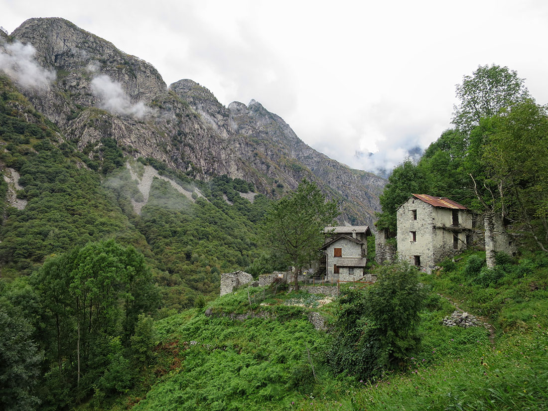 tracc038.jpg - Auch hier haust noch jemand. Stromanschluss und Satellitenschüssel vorhanden.                               