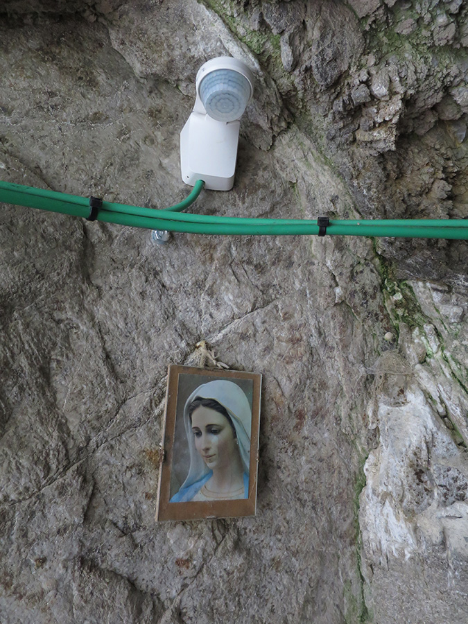 tracc052.jpg - Eigentlich sind alle Tunnel mit einem modernen LED-Beleuchtungssystem ausgestattet. Leider haben weder der Bewegungssensor noch die Maria irgendwas dazu getan, dass es Licht wurde. So bleibt nur die gute alte Stirnlampe. 