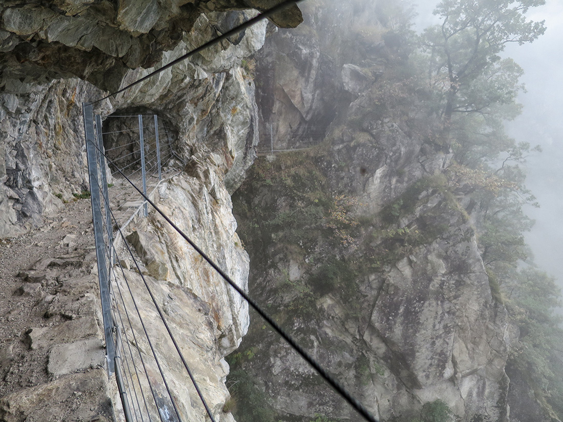 tracc056.jpg - An ein paar Stellen geht's ganz schön luftig ums Eck.