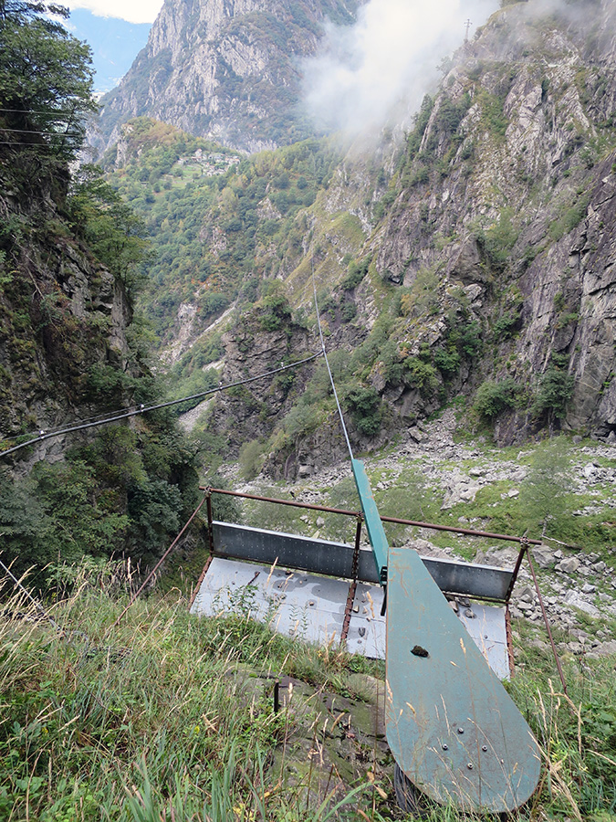 tracc064.jpg - Wilde Verspannungen über das Tal hinweg sind hier öfters zu finden. Haben meist mit Wasser oder Strom zu tun.