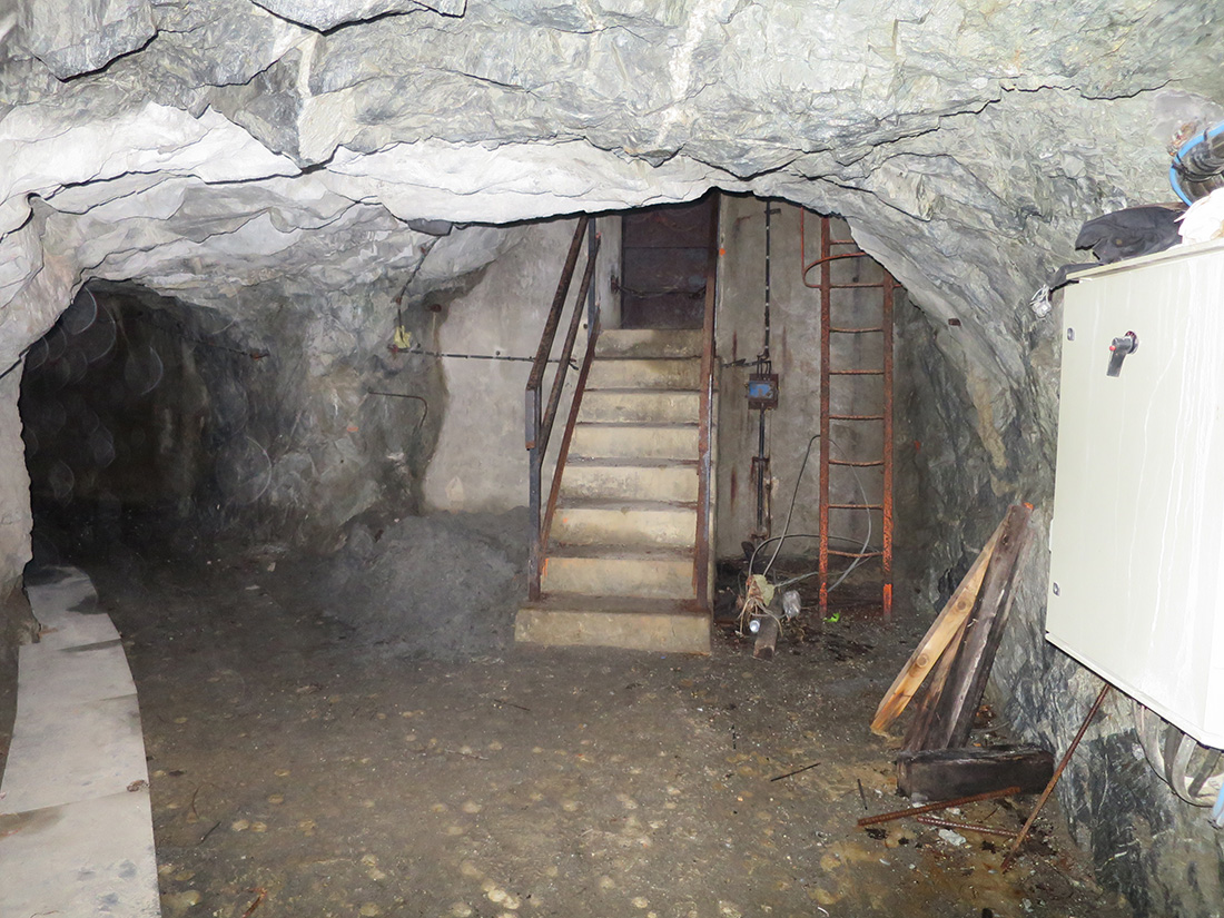 tracc068.jpg - Hier drin hat es unheimlich gezischt und gebrummt. Offenbar ein Wasserkraftwerk.