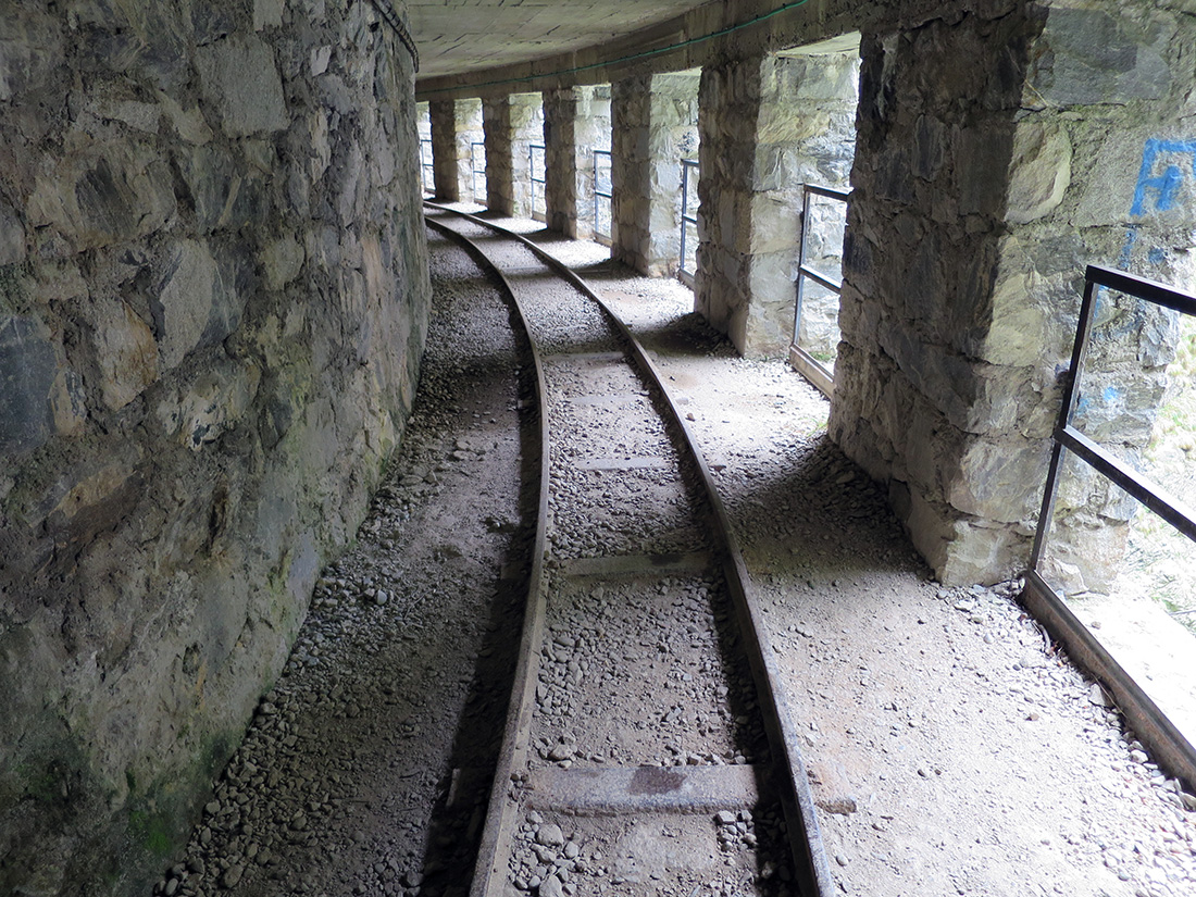 tracc070.jpg - Keine Ahnung, was hier mal transportiert wurde. Muss sich gelohnt haben, weil der Aufwand für die Trasse ist beeindruckend.