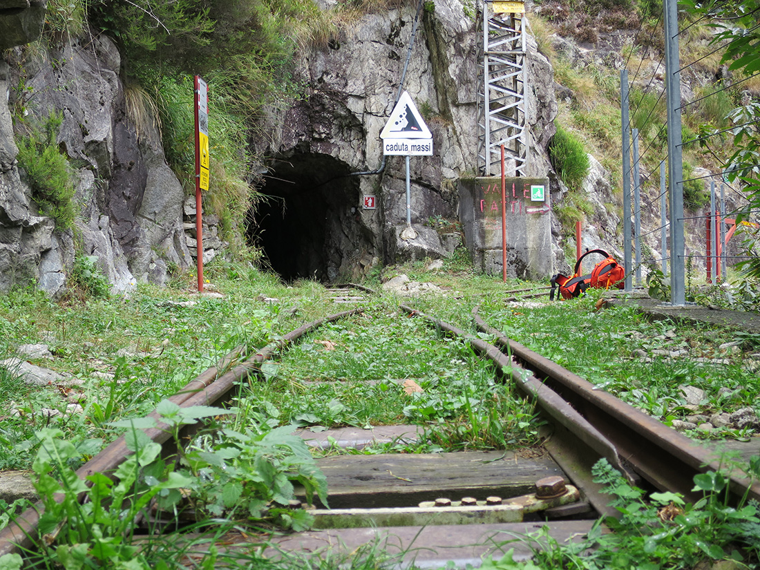 tracc074.jpg - Am andern Ende führt die Trasse noch weiter, sieht aber nur mehr wenig spannend aus. Das ist nur noch was für Biker. Das Wetter fing außerdem an, die Luftfeuchtigkeit zu erhöhen, und so kehrte ich um und ging das letzte Stück zurück bis zum Abzweiger nach San Giorgio.