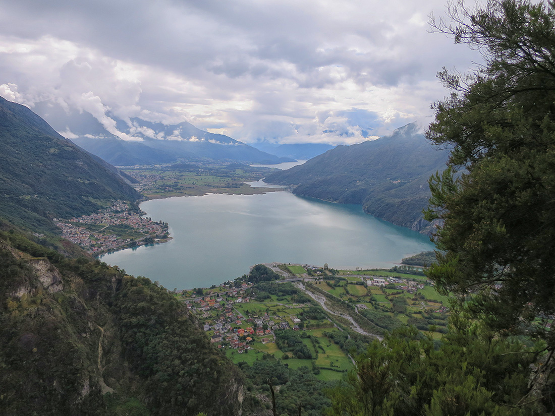 tracc082.jpg - Der Abstieg vermittelt schöne Ausblicke auf den Lago di Mezzola und hinten spitzt noch der Como raus. Insgesamt 5 1/2h für eine Runde, die richtig Laune machte. Das düstere Wetter passte irgendwie bestens zu der fast mystischen Gegend.