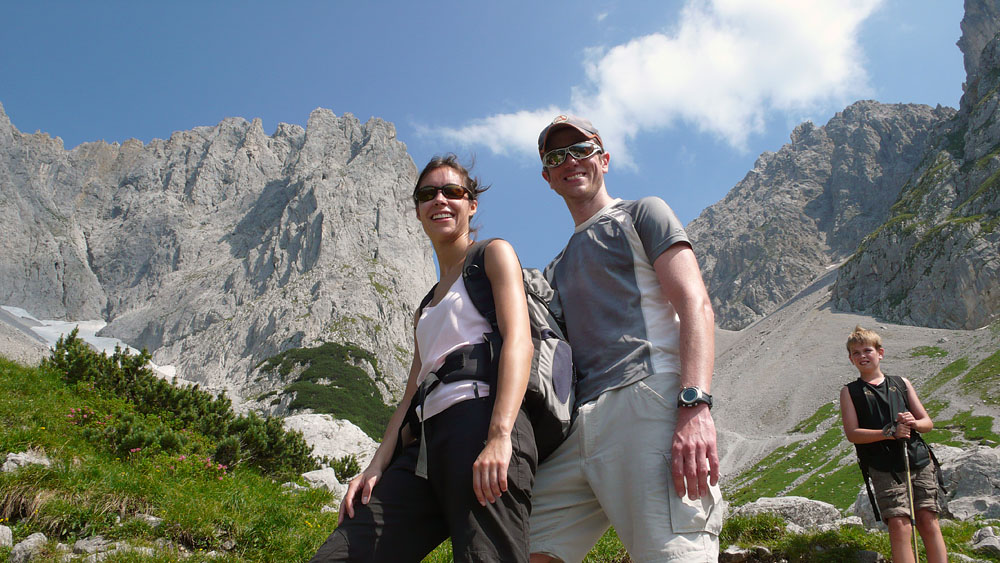 P1000798.JPG - Melli, Christoph und ein neugieriger Bub auf dem Weg zum Ellmauer Tor.