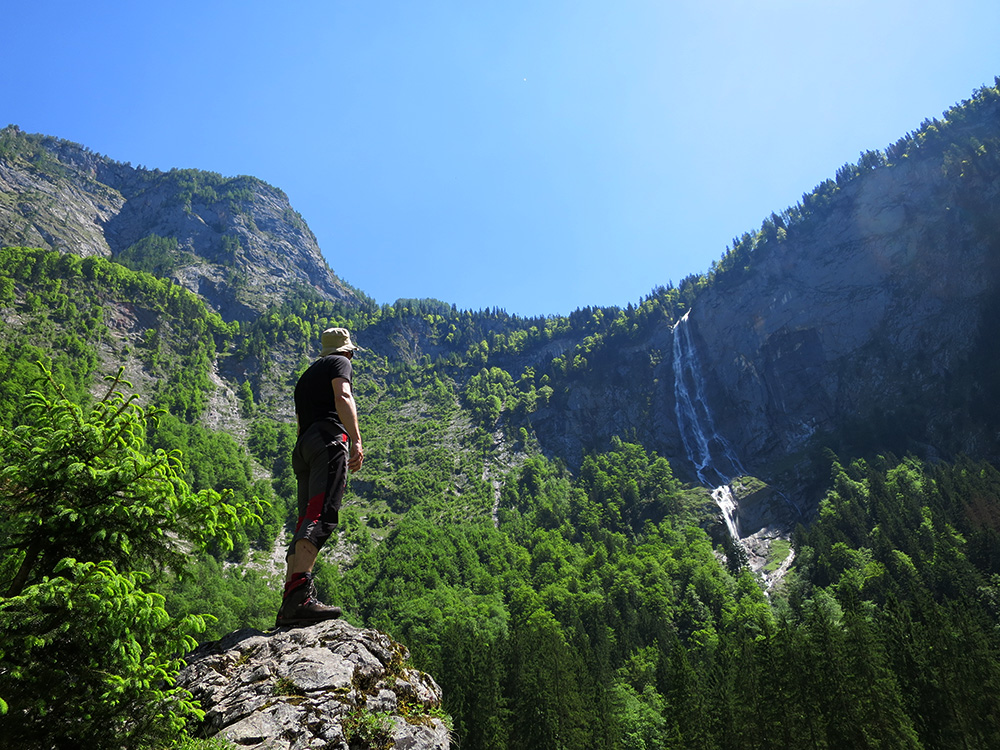 kärlinger070.jpg - Links neben dem Wasserfall kommt man herunter-gezickzackt.