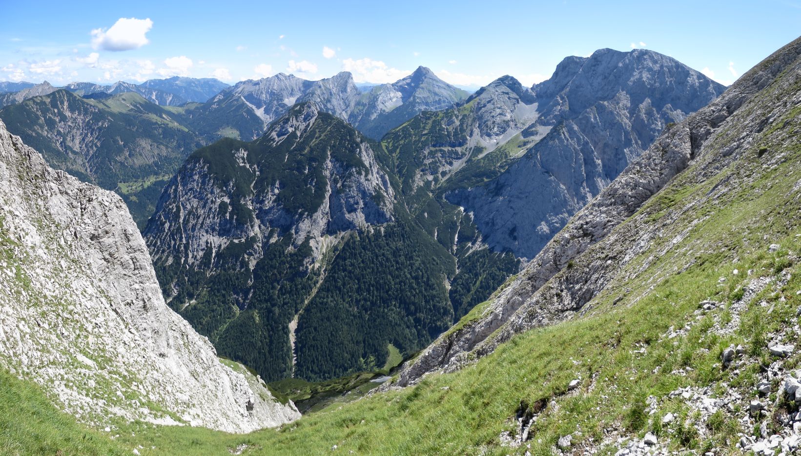 lali046.jpg - Es ist immer wieder toll, wenn man aus einem Graben herauskommt und sich oben ein sattes Panorama ausbreitet.