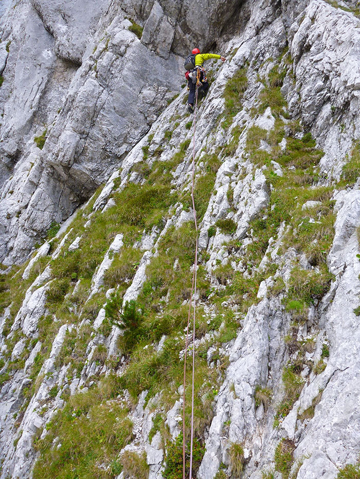 MaMa05c.jpg - SL 6. Nach Steilgraskletterei Allgäu-Style kam ein ulkiger Hangelquergang an einer Platte nach links.