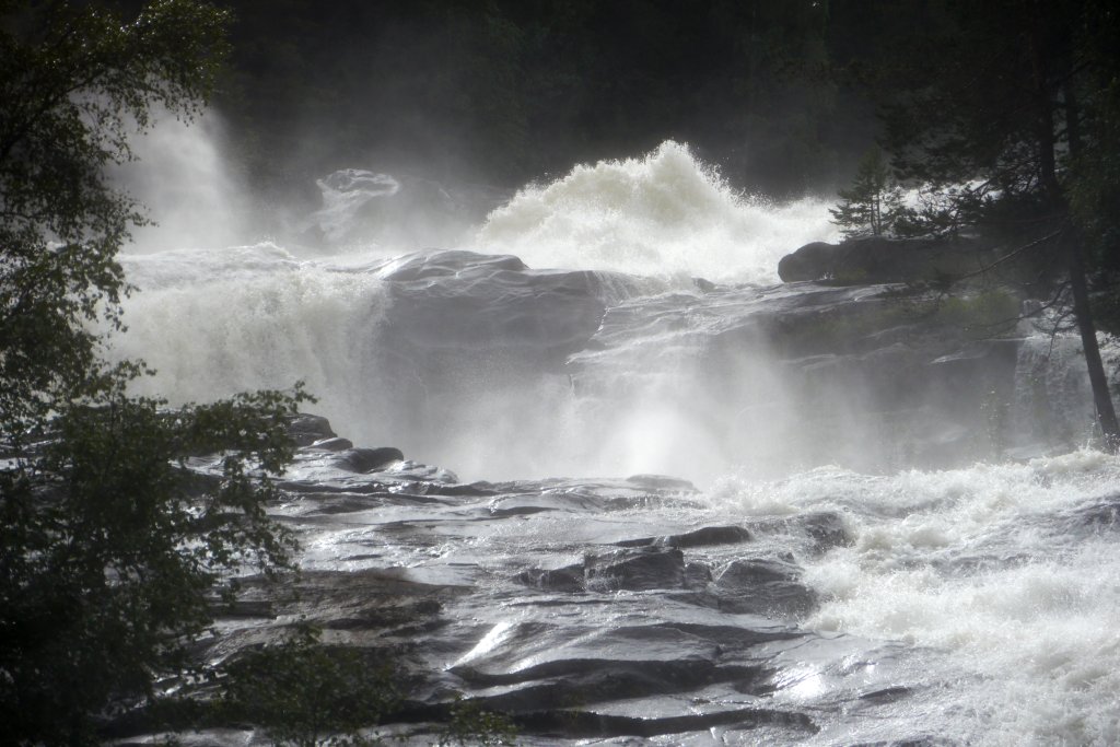 norw_0020.jpg - Auf dem Weg zum Jotunheimen Nationalpark tauchte plötzlich ein komischer weißer Fleck mitten im Wald auf. Es war ein Mordstrumm Wasserfall.