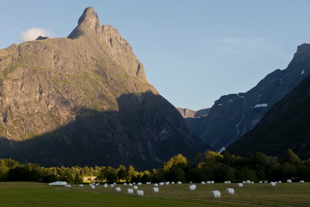 norw_0210.jpg - Das Romsdalhorn. Unser Campingplatz war so schattig wie spektakulär gelegen - rechts im Talgrund