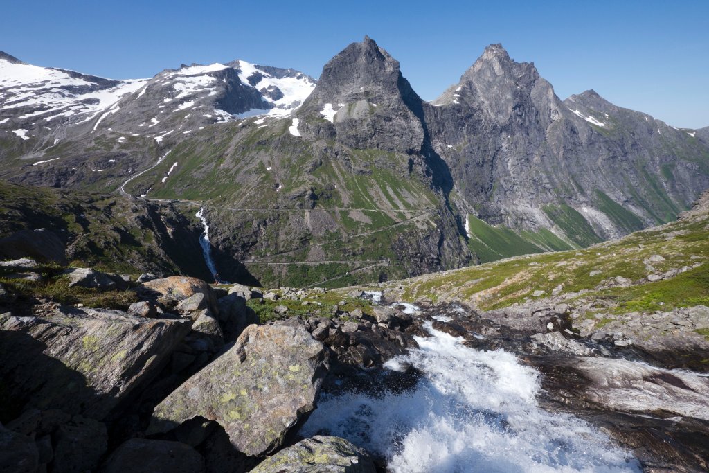 norw_0228.jpg - Ein gut markierter Wanderweg führt vom Trollstigen zur Trollveggen-Wand. Der linke Zapfen von der U-förmigen Formation heißt Bispen und wird gerne von Wingsuit-Fliegern genutzt, die dann mit unglaublicher Geschwindigkeit  an der Spitzkehre vorbeidonnern. http://www.youtube.com/watch?v=PCS2VeeQzo8