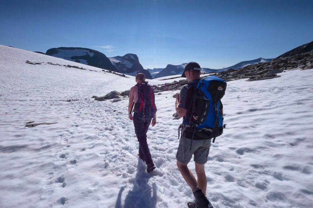 norw_0250.jpg - Preisfrage: Auf welcher Höhe sind wir und wie weit weg ist das Meerwasser? Antwort: 1200m, 30km. Im August. Das ist Norwegen!