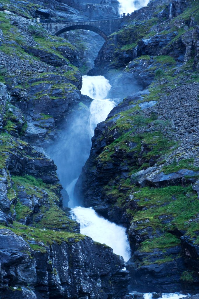 norw_0260.jpg - Der Stigfossen wird von der Trollstigen-Straße gekreuzt.