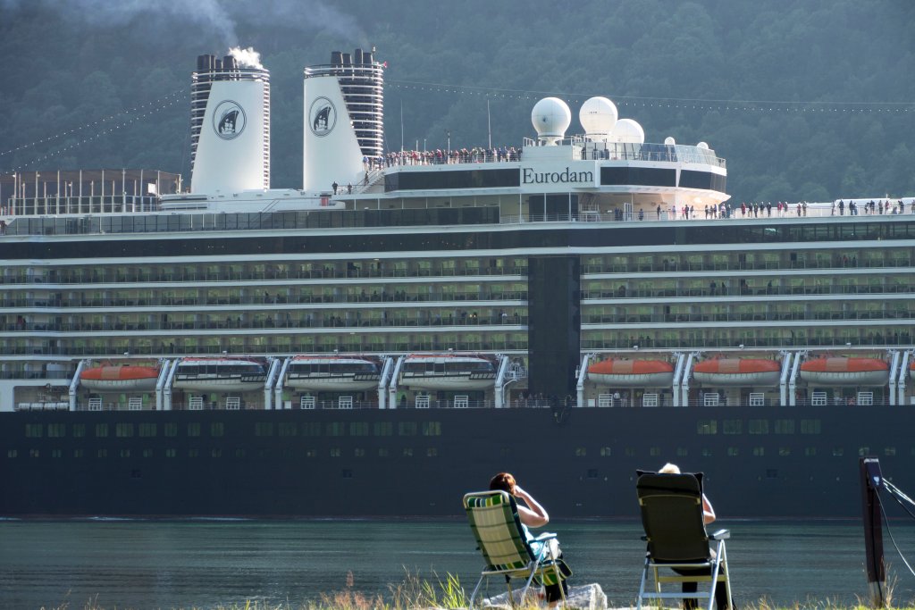 norw_0310.jpg - Im Geirangerfjord schieben sich jeden Abend Kreuzfahrtschiffe von beträchtlicher Größe raus. Dieses hier hatte eine Kapazität von 3400 Personen.