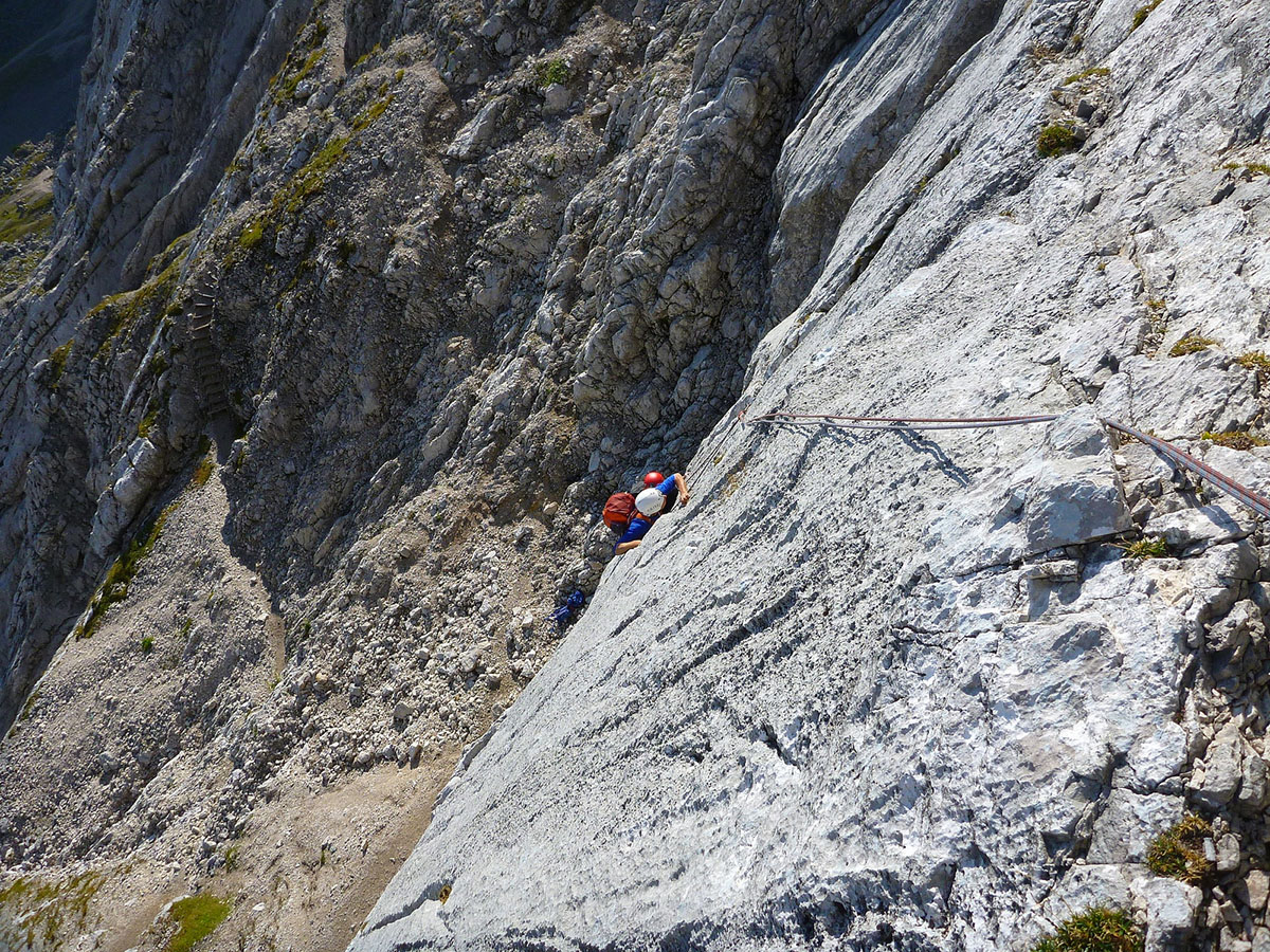 sonntag01.jpg - SL 1 geht gleich zünftig steil eine Platte hoch.