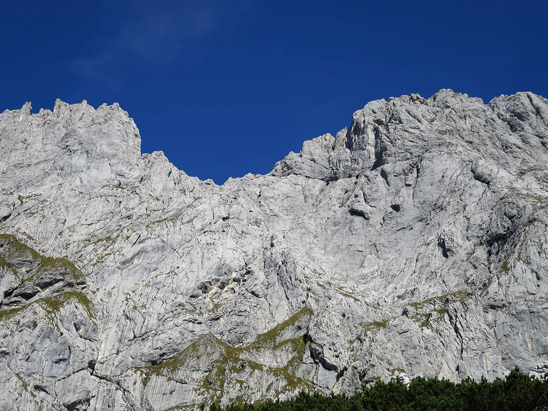 treffauer030.jpg - Imposante Kaiserkulisse mit dem Kraxengrat, der sich von der Bildmitte nach links zieht, und der wuchtigen Sonneck-Südwand. Diverse Seilschaften tummelten sich in den sonnigen Kalk-Klippen.                               