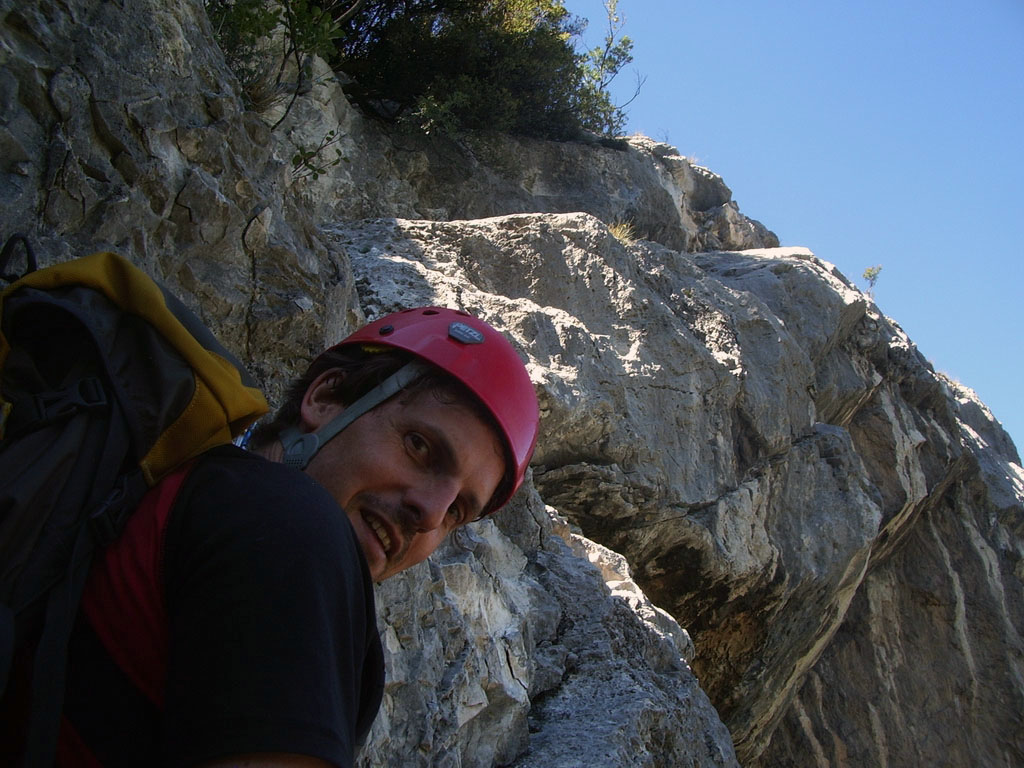 arco050.jpg - Auf geht's zum Finale! Eine kurze, aber pfiffige Seillänge führt über die Rampe oben im Bild. Die ist nicht besonders schwer, aber doch spektakulär luftig.