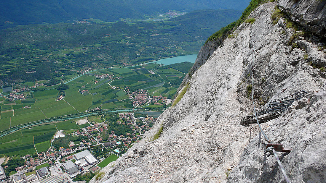 arco-che070.jpg - Originelle Stellen wie dieser Quergang machen den Reiz des Steigs aus.