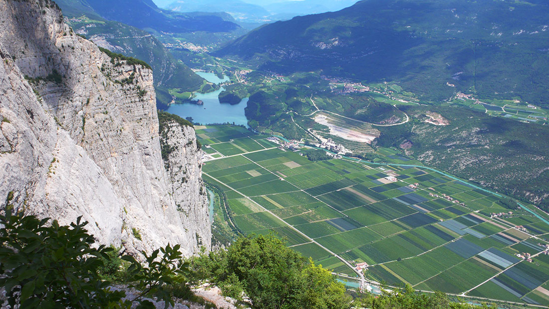 arco-che082.jpg - Ausstieg aus dem mittleren Wandteil in ein Wäldchen. Ideal um im Schatten Pause zu machen.