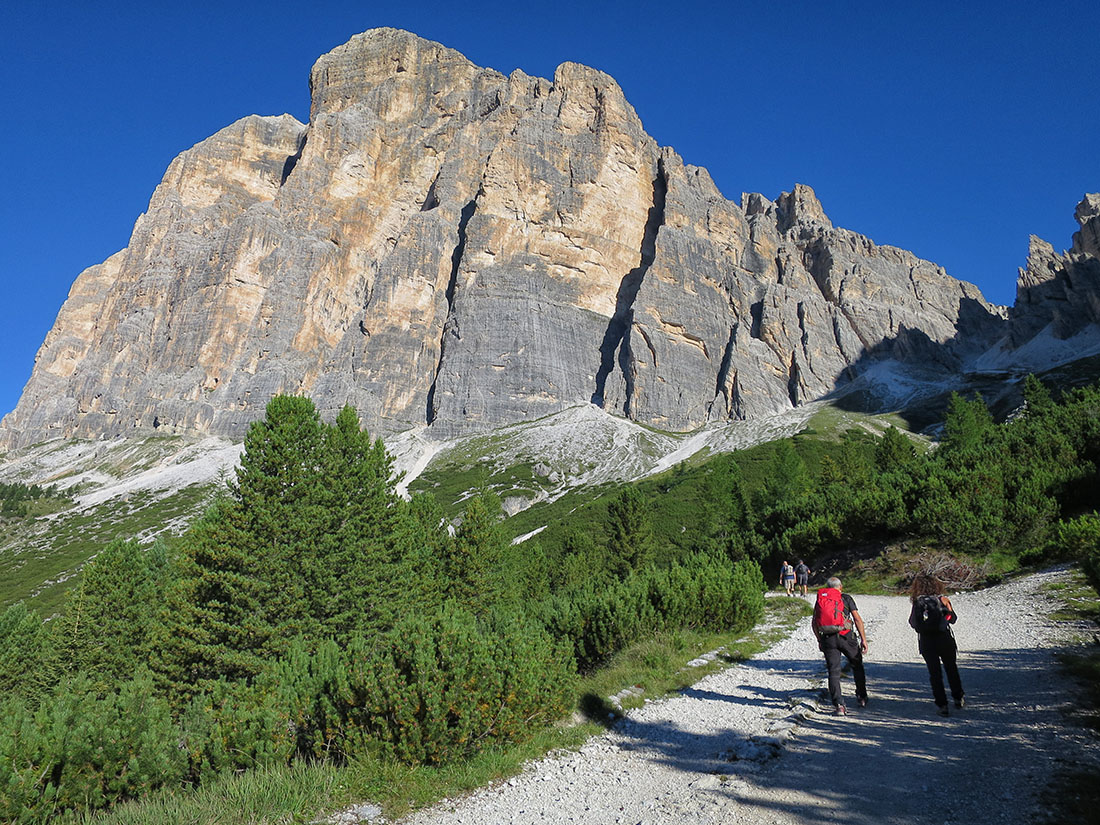 rozes001.jpg - Die wuchtige Tofana-Südwand präsentiert sich im Morgenlicht.