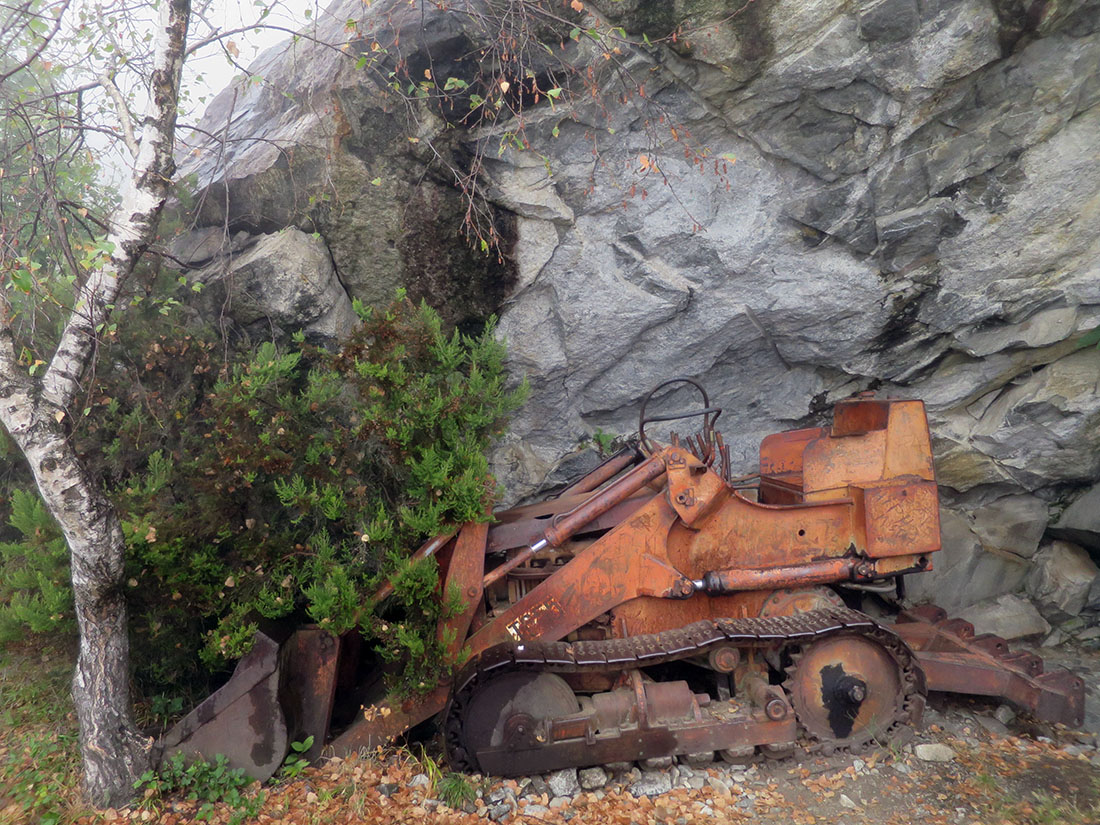 tracc014.jpg - Diese antike Maschine ist nicht durch eigene Kraft hier rauf gekommen. Jetzt gibt sie ein hübsches Stillleben ab.                               