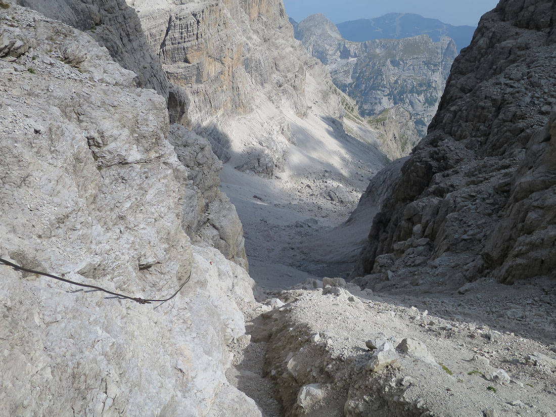 tucket011.jpg - Eine elendig mühsame, nicht enden wollende Geröllpartie. 1.5h reine Geduldsprobe.                               