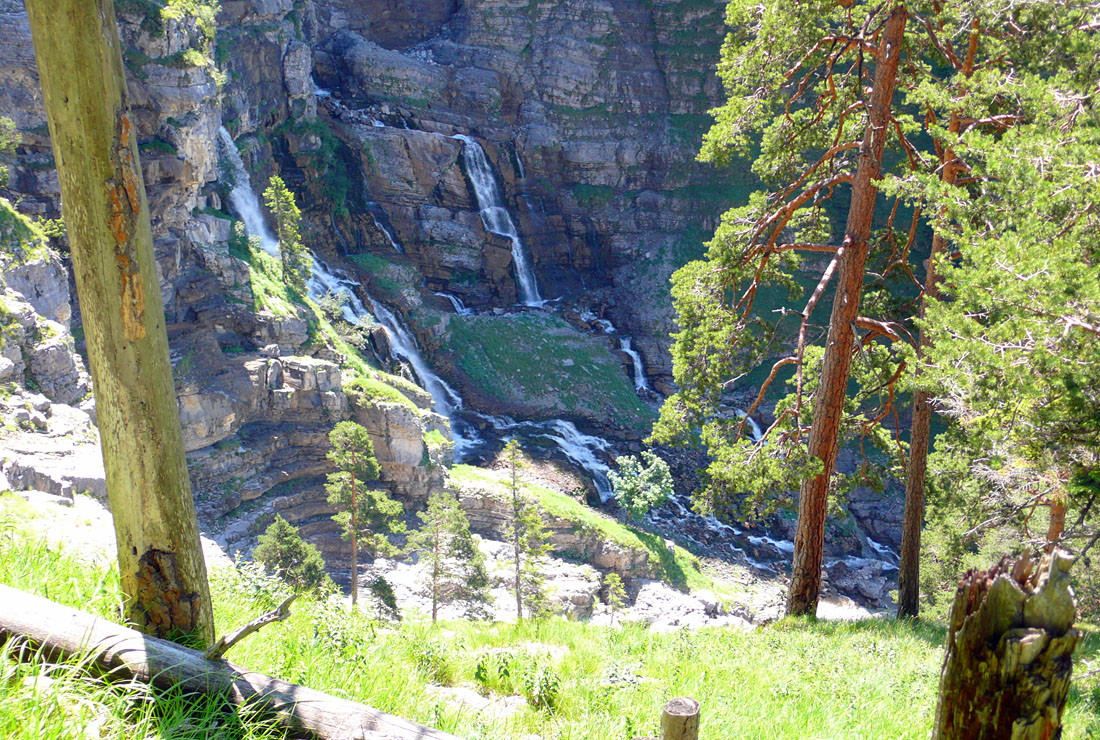 fricken044.jpg - An den Ursprung führt der Weg nicht direkt heran. Man müsste ziemlich weit unten schon sich einen Pfad suchen.