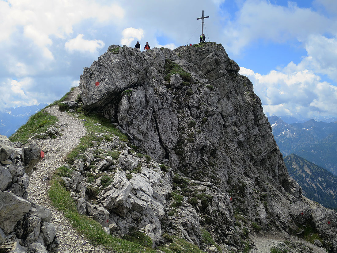 kreuz012.jpg - Der Gipfel ist nicht besonders geräumig. Ein Stück davor gibt's eine schöne Wiese zum Brotzeitern.                               