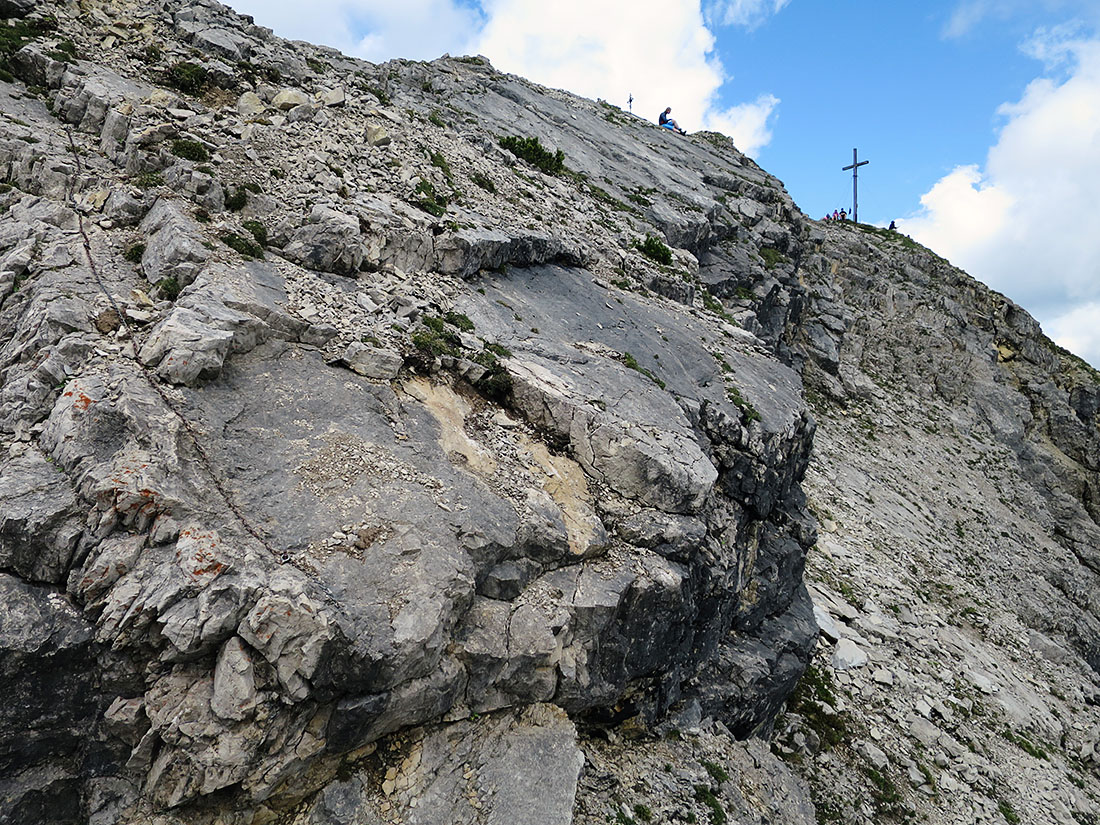 kreuz016.jpg - Diese garstige Platte mit unangenehmen Bröseleinstieg und überhängendem Abschluss wäre ohne die Kette kaum zu bewältigen, weil völlig grifflos.