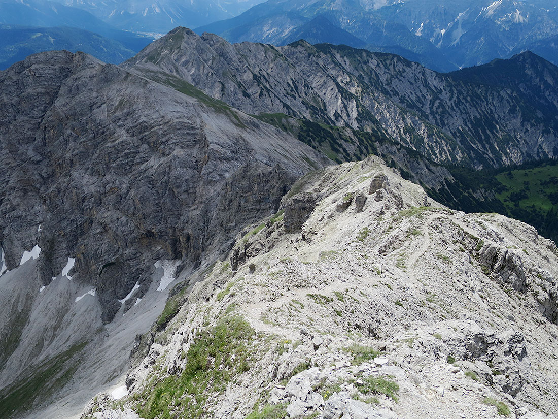 kreuz020.jpg - Oben links der Wiesenfleck ist das Ende der Gratwanderung. Dann schwingt man sich über den von rechts hochziehenden grünen Kamm auf die saftige Alm am rechten Bildrand.                               