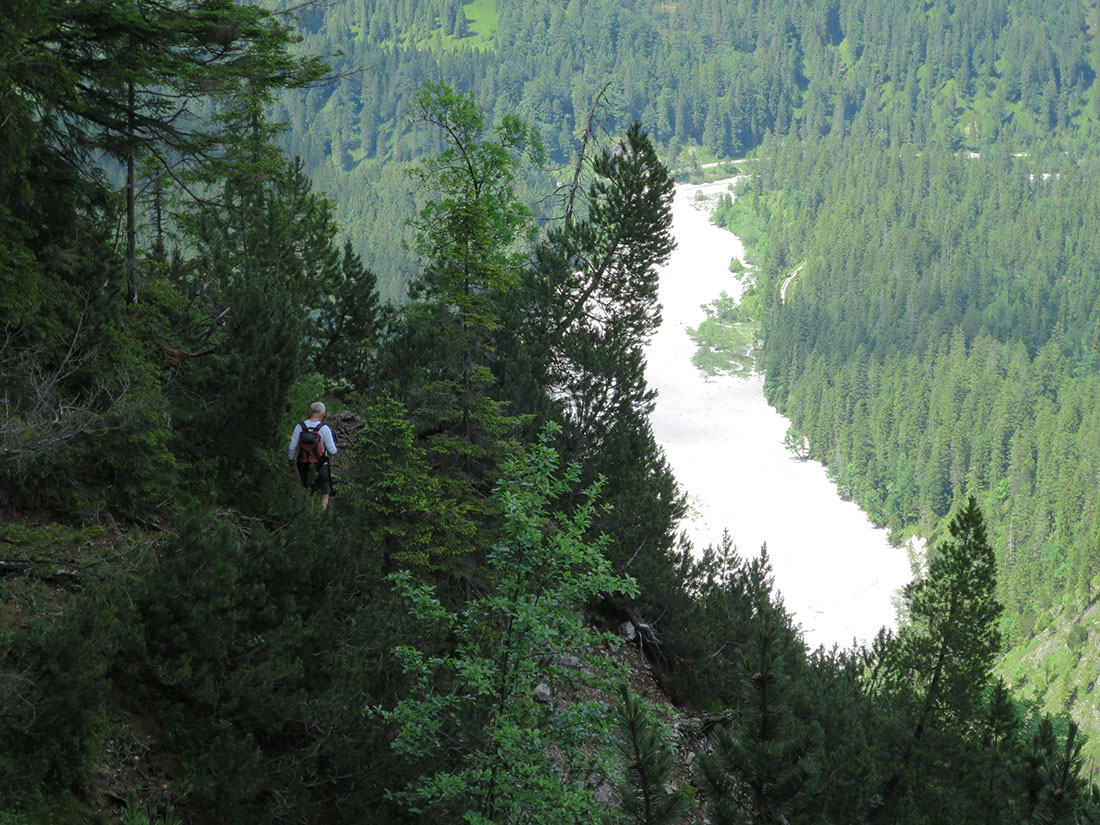kreuz030.jpg - Bald geschafft. Der Neualmbach mit seinem riesigen Grieß leuchtet entgegen.                               