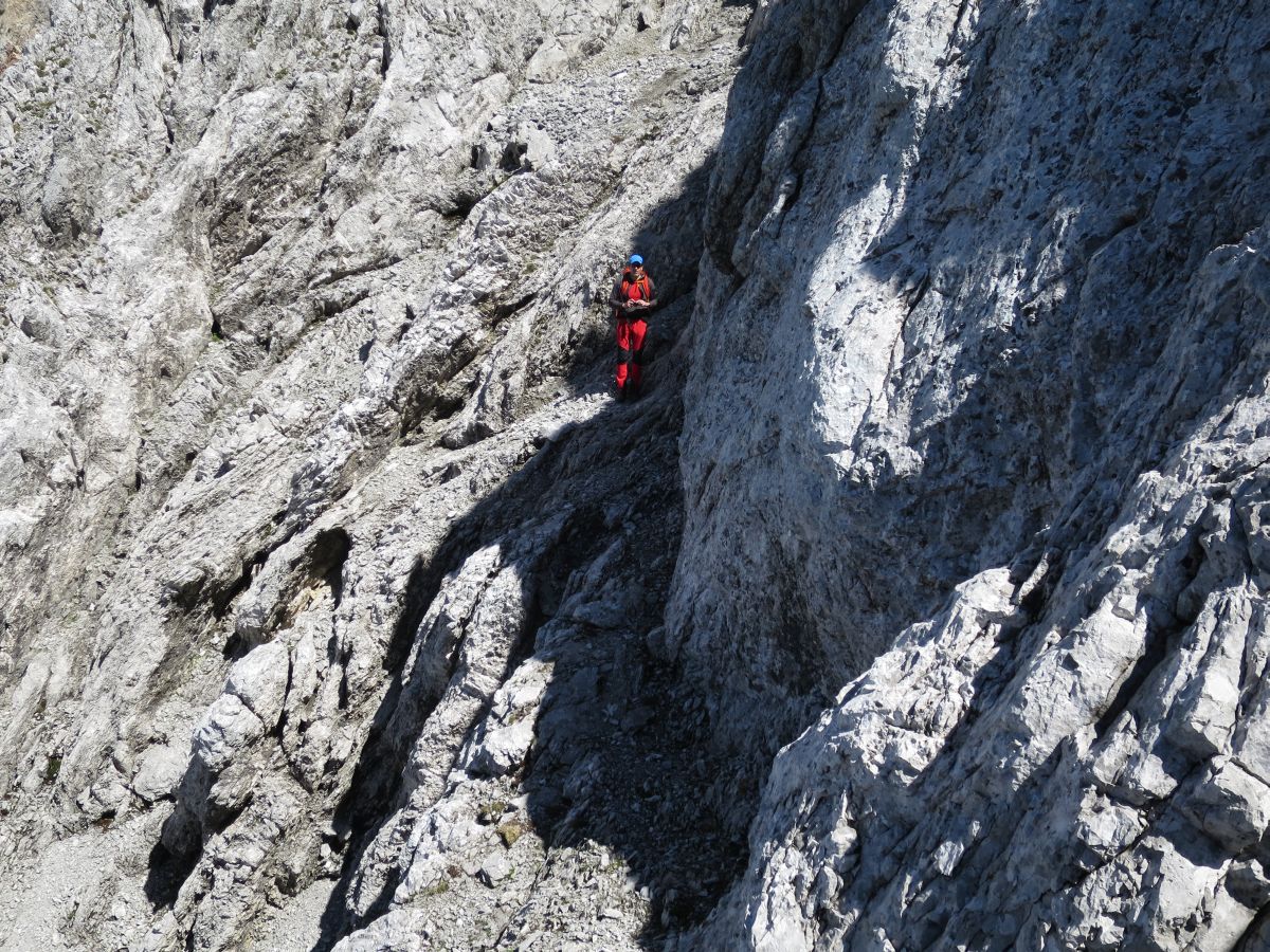lali066.JPG - Von der Scharte ein Stück nach unten und einen Pfeiler queren. Hier ist absolute Konzentration gefordert, weil rechts pfeift es runter und es bröselt überall.