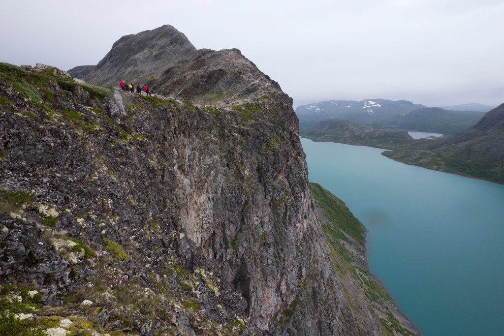 norw_0182.jpg - Diese große Einkerbung und Steilwand war einmal ein Wasserfall, dessen Ursprung wir gleich zu sehen bekommen.
