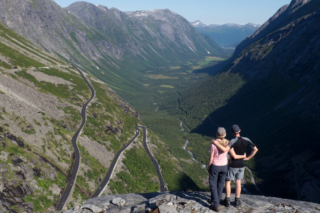 norw_0223.jpg - Die berühmte Trollstigen Passstraße. Für einen geübten Alpenpassfahrer ein Klacks, für Lenker von den vielen deutschen und holländischen Wohnmobilen ein Abenteuer.