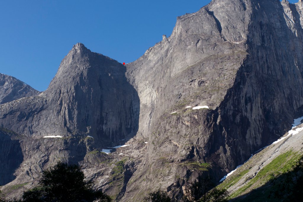 norw_0244.jpg - Rückblick vom Campingplatz aus. Der rote Punkt markiert das Schneefeld von vorher. Der Hammer.