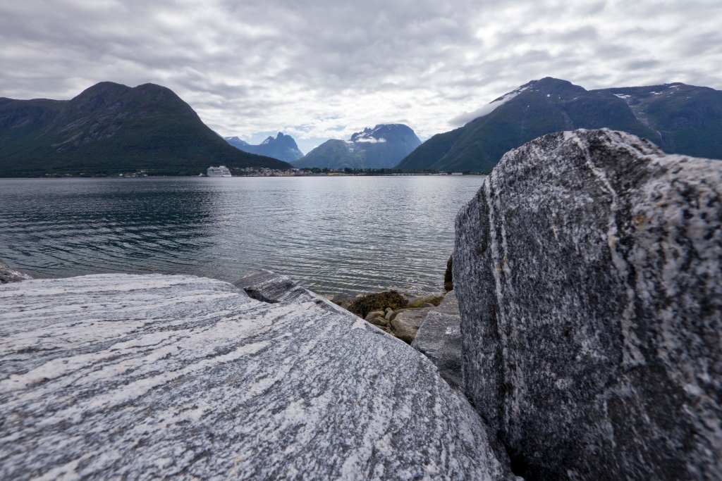norw_0298.jpg - Blick ins Tal mit Romdalshorn (links) und Trollen (rechts)