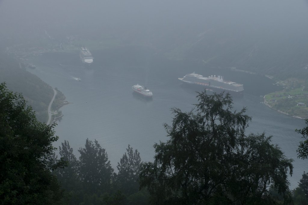 norw_0304.jpg - Frostiger Empfang am Geiranger Fjord.