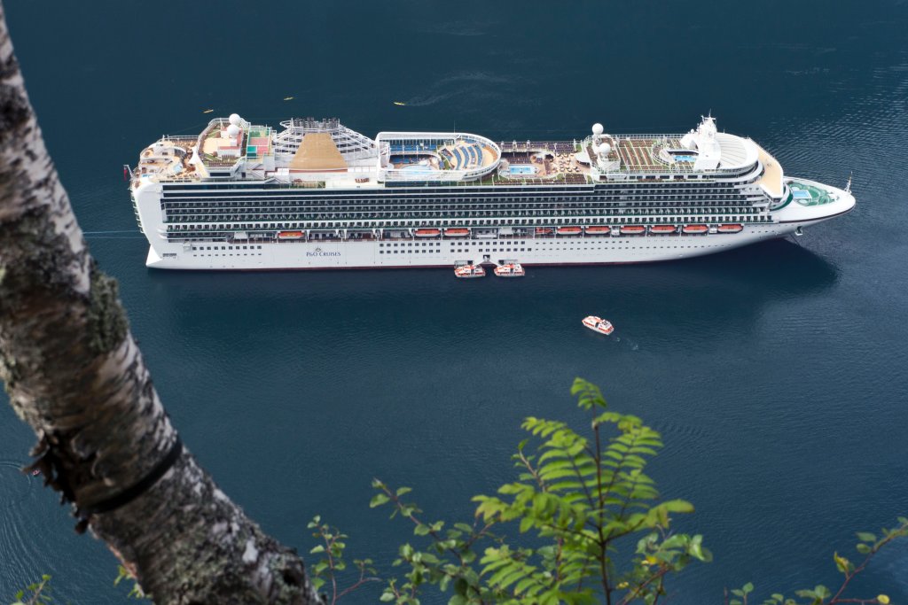 norw_0334.jpg - Man beachte die Infrastruktur auf diesem Dampfer. 6 Pools auf Deck!