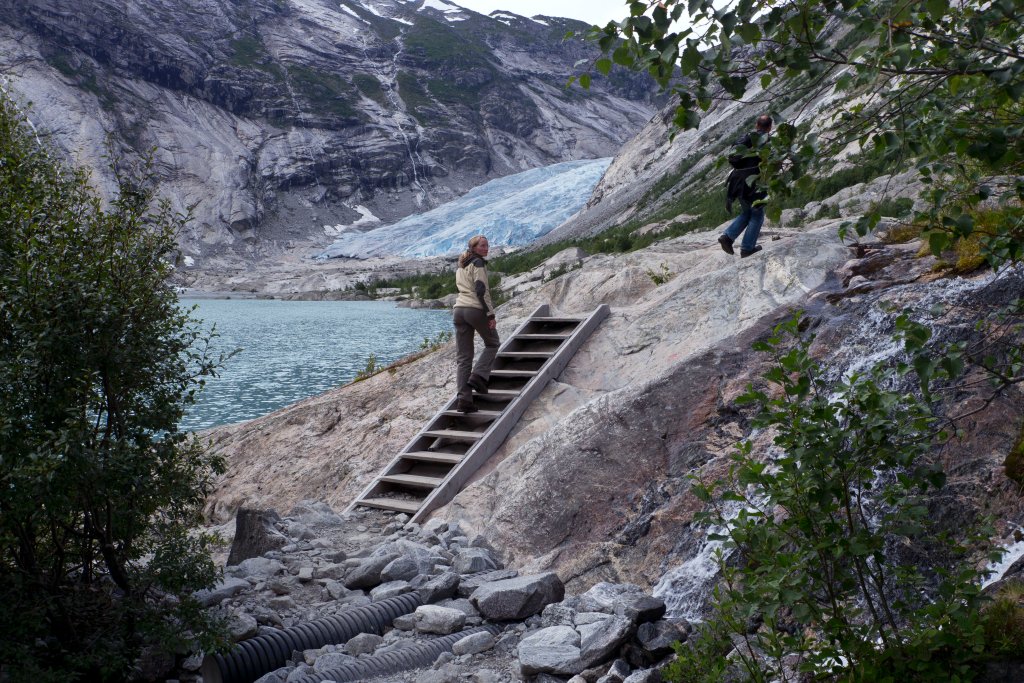norw_0605.jpg - Der Nigardsbreen vom Jostedal-Gletscher. Im Gegensatz zu Alpengletschern endet dieser auf einer Felsplatte, auf die man direkt draufmarschieren kann.