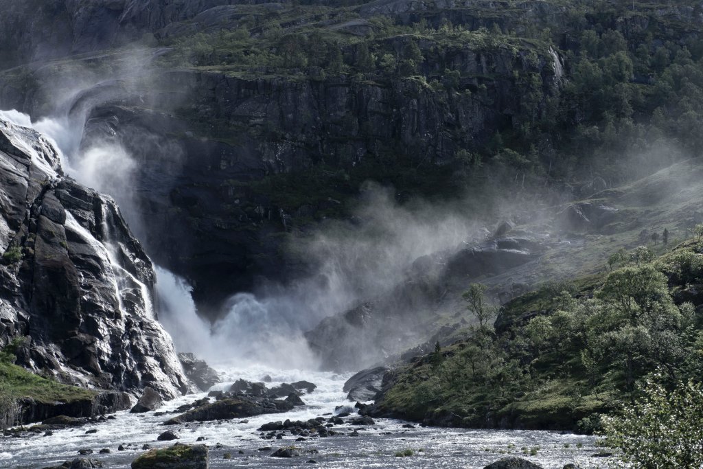 norw_0820.jpg - Die Spezialität vom dritten Wasserfall sind feine Figuren aus Gischt.