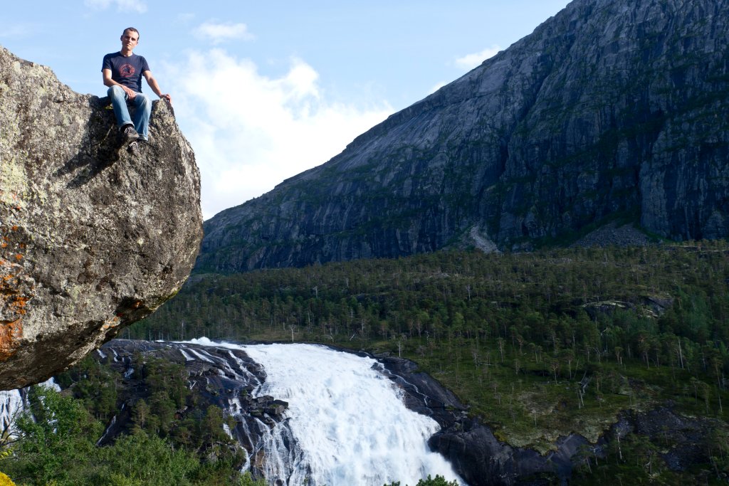 norw_0845.jpg - Der zweite Wasserfall rutscht beeindruckend breit runter.