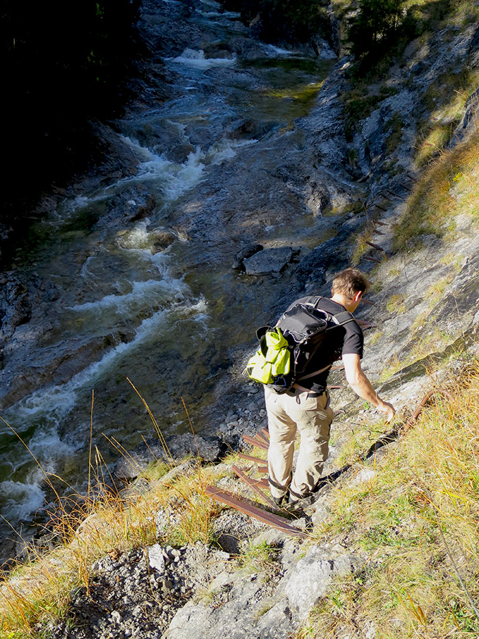 staffel034.jpg - Der Alpengeist tastet sich vorsichtig runter auf den glitschigen Stangen.                               